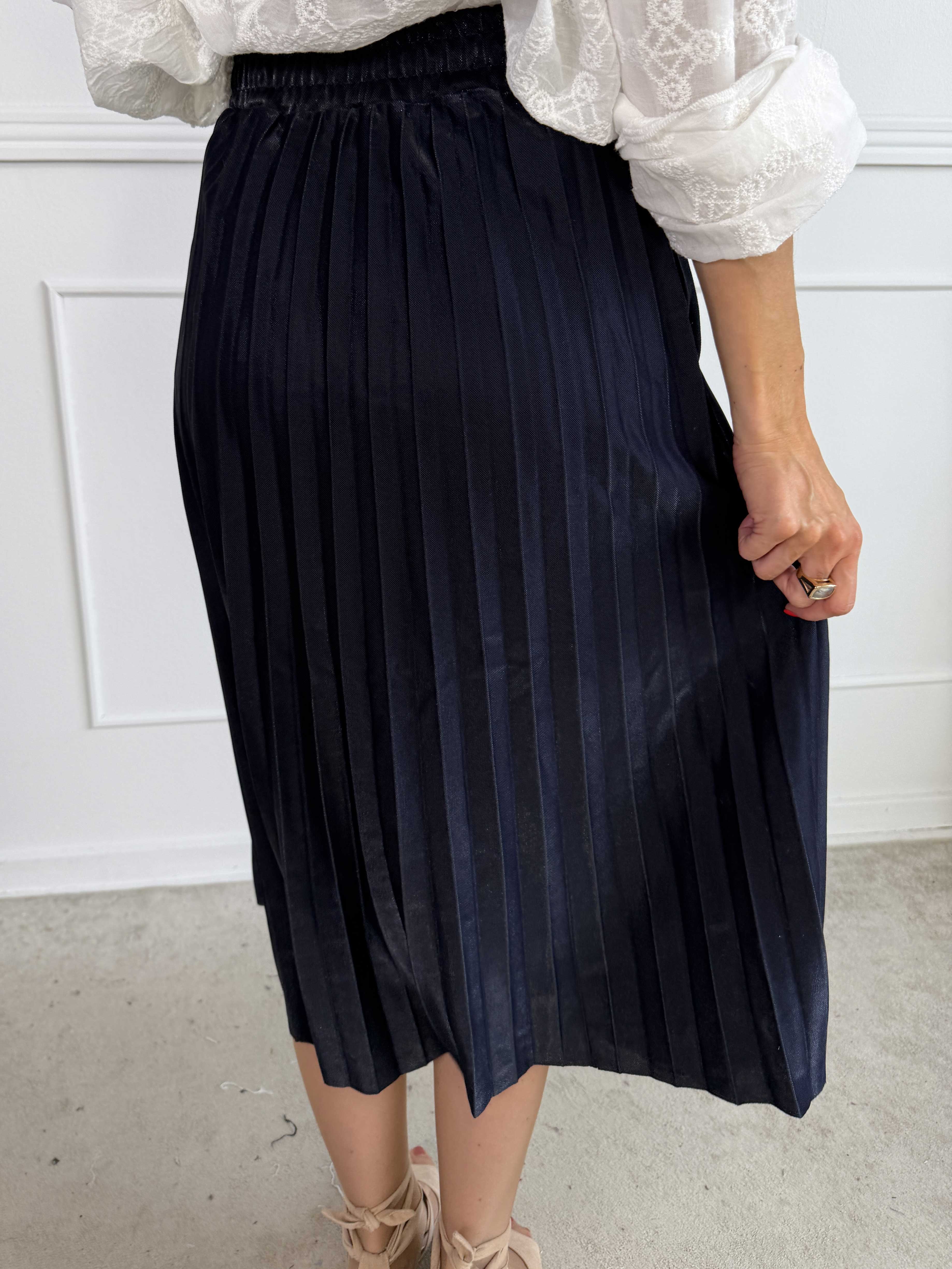 Regitze - Plisseret nederdel i let shiny materiale med elastik i taljen